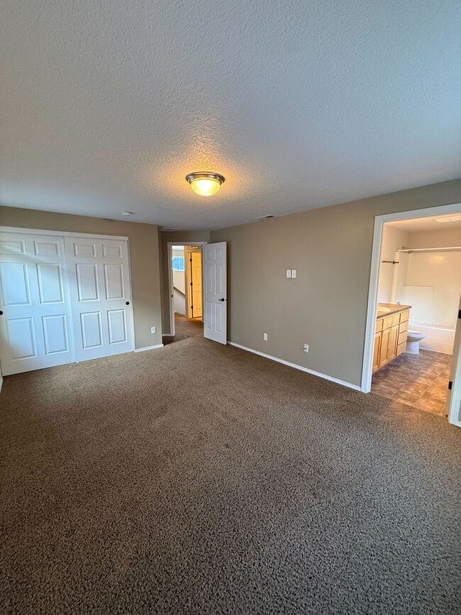 Building Photo - Gorgeous 3B/2.5Ba Home in Battle Ground! Close to Shopping & More!