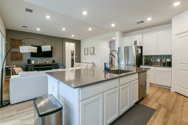 Building Photo - 9405 Vis Fls Trce