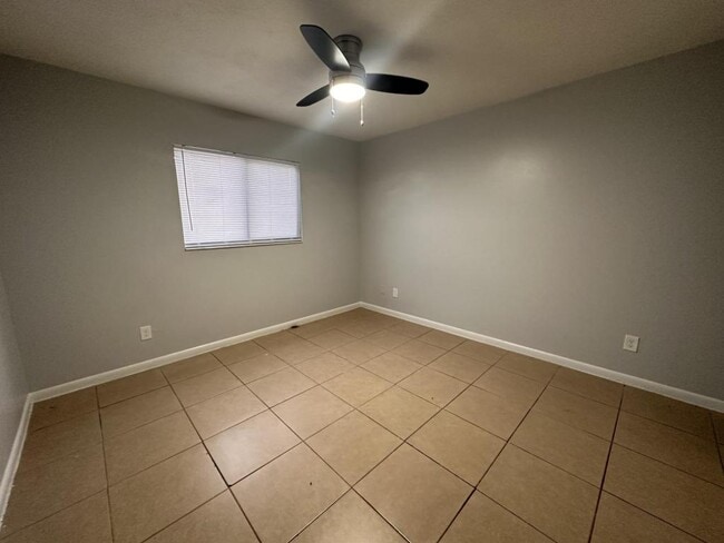 Building Photo - 709 SE 8th Terrace