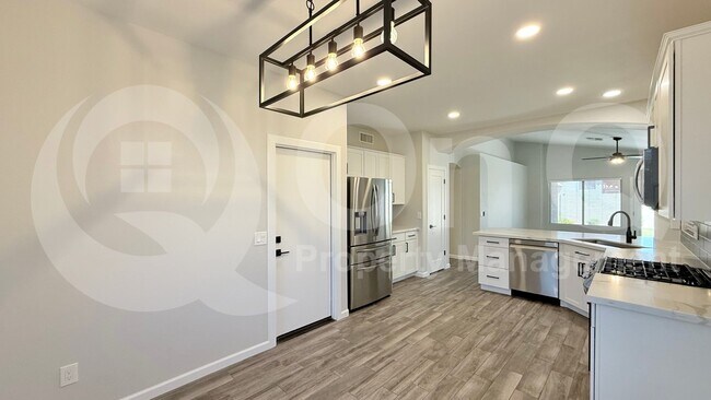 Building Photo - 206 W Oxford Ln