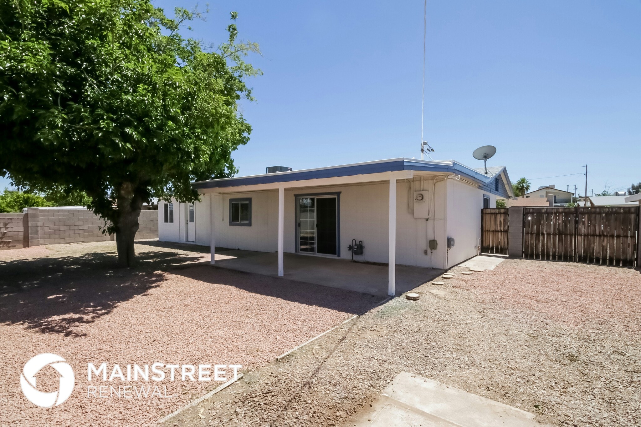 Building Photo - 2210 E Claire Dr