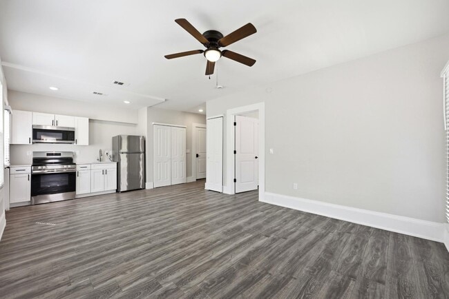 Building Photo - 300 E 3rd St