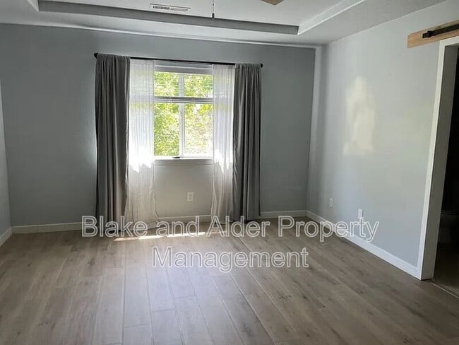 Building Photo - 3624 E Oak Grv St