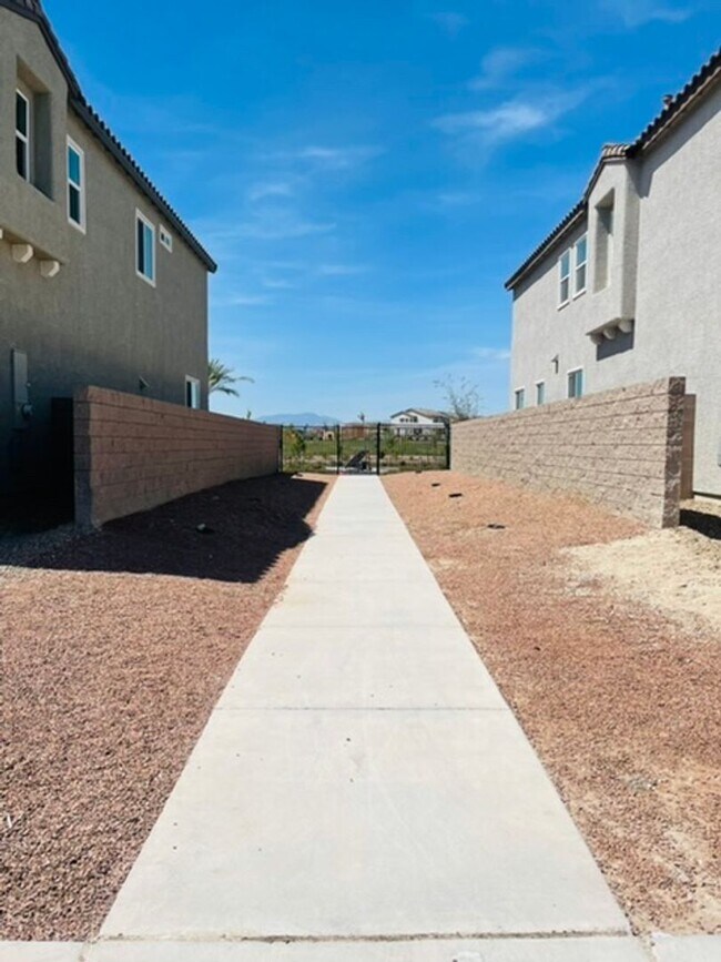 Building Photo - BEAUTIFUL 4 BEDROOM + LOFT HOME LOCATED IN...