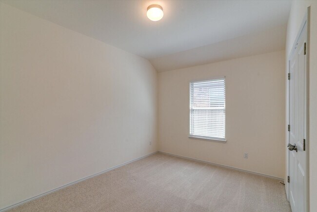 Building Photo - 3500 Pauling Loop