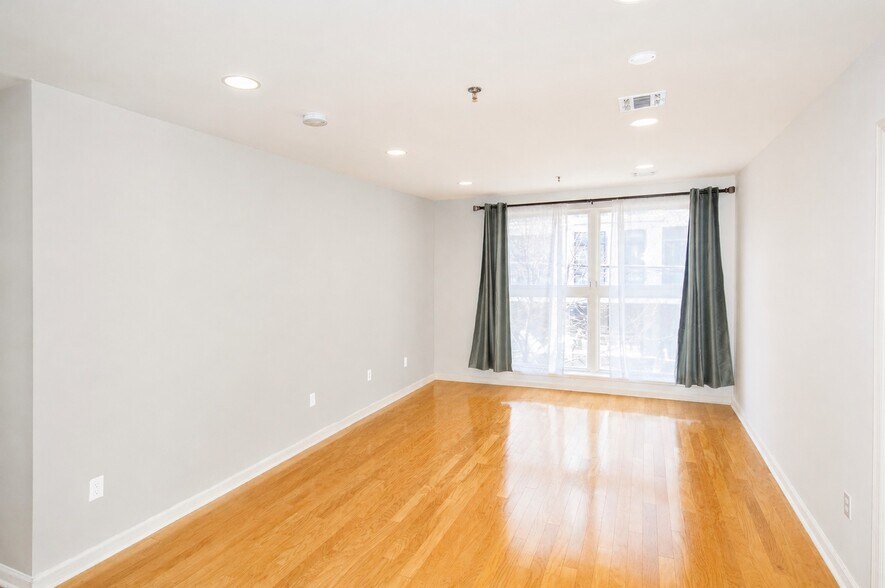 Building Photo - 659 1st St