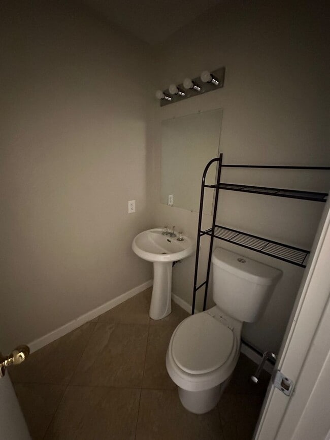 Building Photo - Beautiful 3 Bedroom 2 1/2 Bathrooms 2 Story House! Property Wont Last Long!