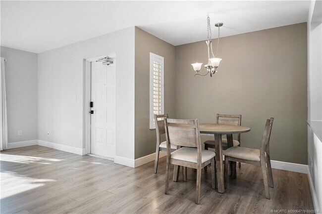 Building Photo - 1935 SW Silver Pine Way