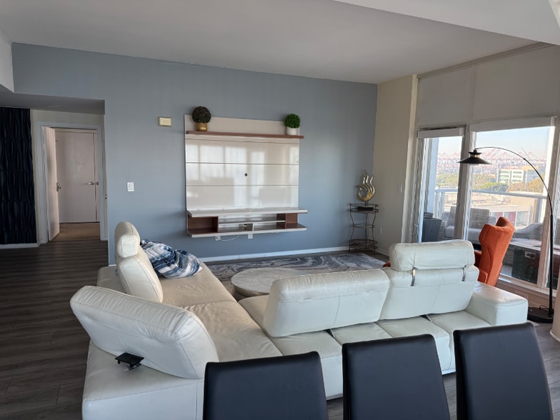 Building Photo - 400 W Ocean Blvd