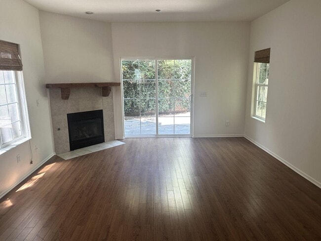 Building Photo - Two story, three-bedroom home in Burgundy Hills