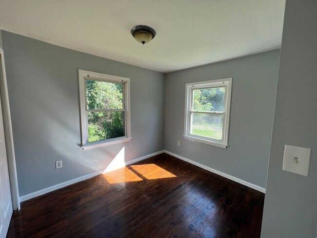 Building Photo - 2 bedroom 1 bathroom gem in Harrison Towns...