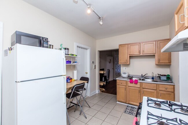 Building Photo - Affordable 2Bed/1bath in Wicker Park!  FREE Laundry!  FREE Internet!  Huge Private Deck!