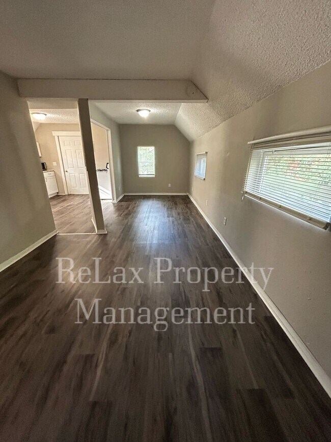 Building Photo - Large 3 Bedroom Apartment