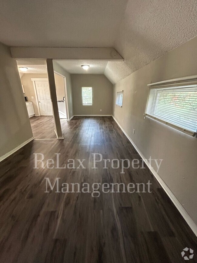 Building Photo - Large 3 Bedroom Apartment