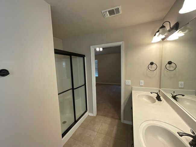 Building Photo - 4 bed, 2 bath, 2 car garage, 12-14 person Storm Shelter