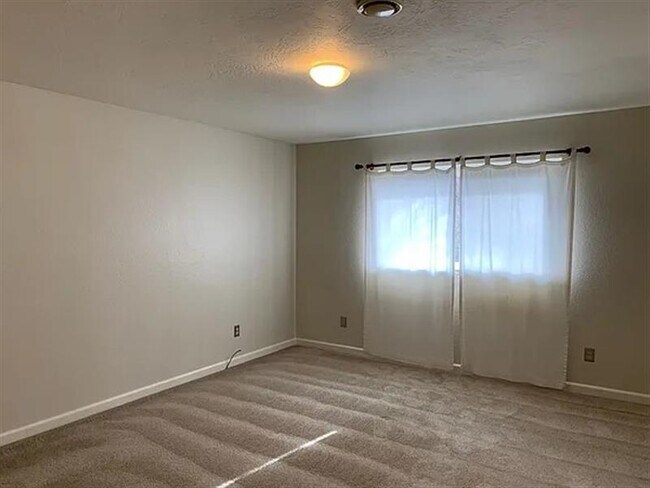 Building Photo - Single level 3/2 home