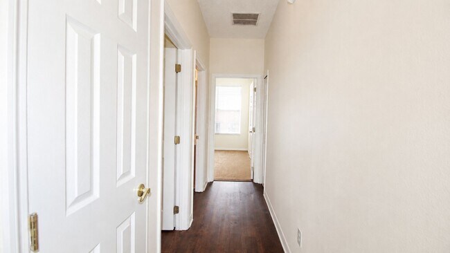 Building Photo - 1512 Lindzlu St