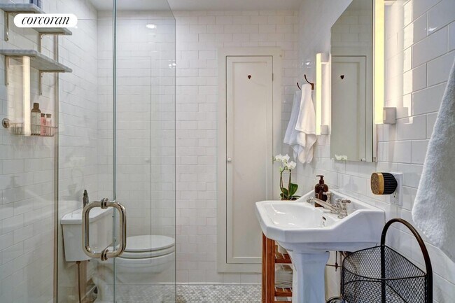 Building Photo - 95 Fordham Rd