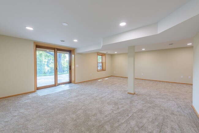 Building Photo - Must see home in mendota heights, huge lot...