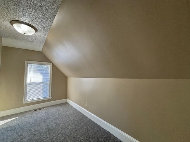 Building Photo - Great 2 bedroom plus den in a two-level ho...