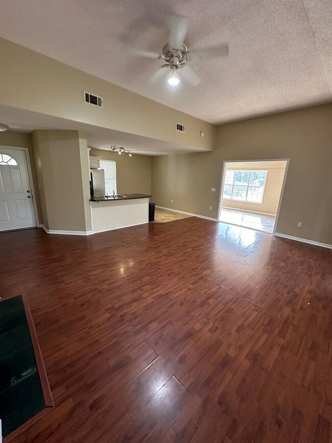 Building Photo - 910 Crawford Cir