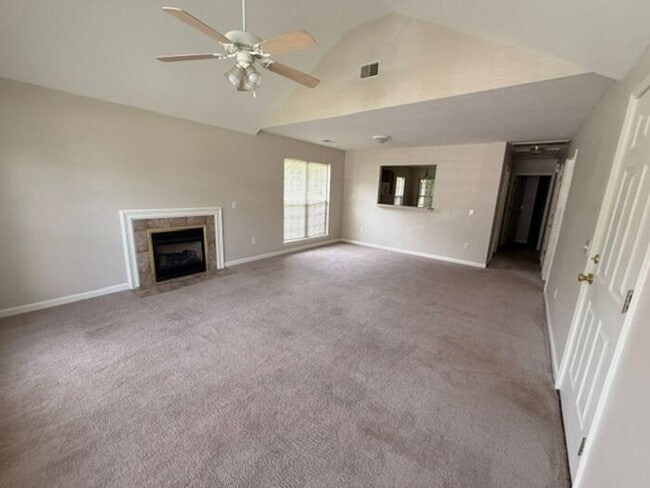 Building Photo - Beautiful and spacious! Ready for move in!