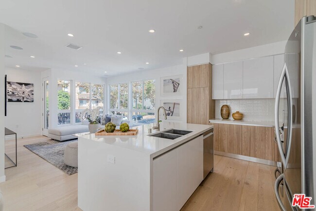 Building Photo - 1214 N Sycamore Ave