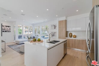 Building Photo - 1214 N Sycamore Ave