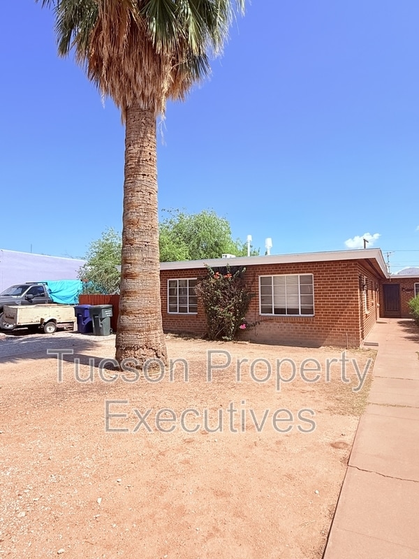 Building Photo - 2831 E Adams St