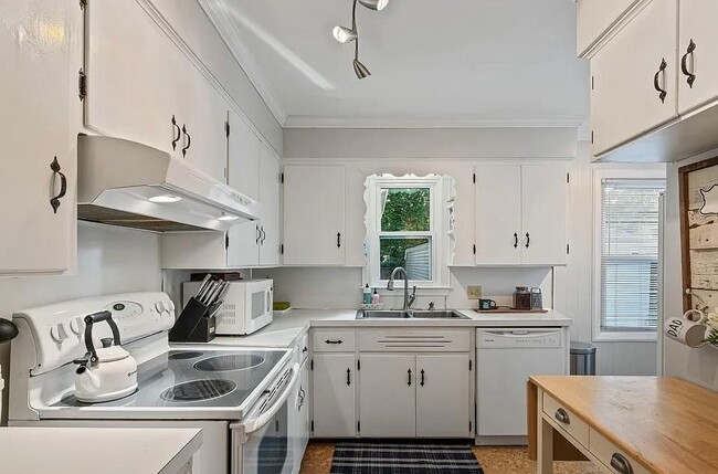 Building Photo - 2416 Aleda Ave SE