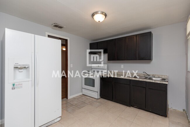 Building Photo - 1598 W 33rd St