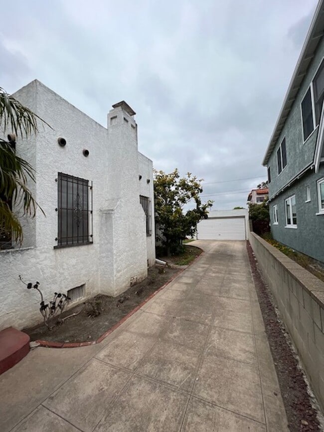 Building Photo - 2 Bedroom-1 Bathroom Single Story Home in ...