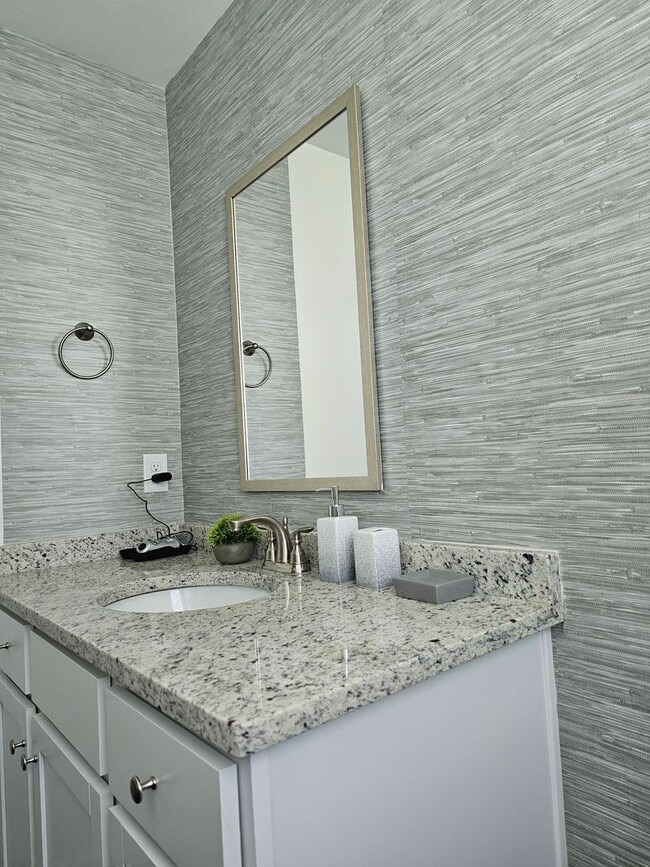 Building Photo - Charming Home!