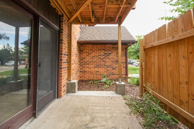 Building Photo - Condo available for rent!