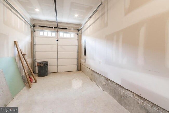 Building Photo - 1351 S Myrtlewood St