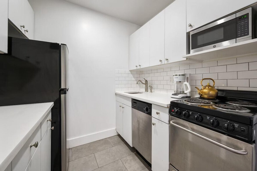 Building Photo - 132 E 45th St