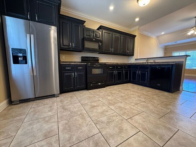 Building Photo - GORGEOUS HOME IN RUSTLING OAKS JUST MINUTES FROM MEMPHIS