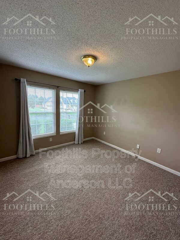 Building Photo - 1419 Oak Hill Dr