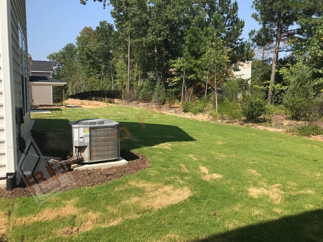 Building Photo - Grand 5 Bedroom 3 Baths House w/1st FL gue...