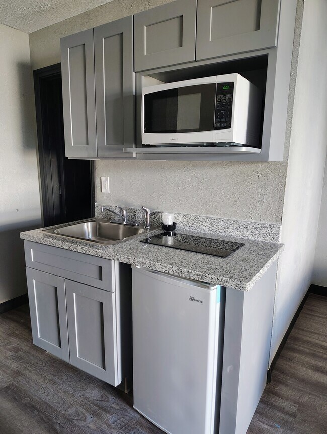 Building Photo - 711 Pasadena Fwy