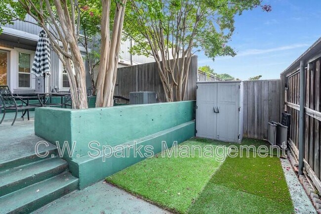 Building Photo - 7615 Woodthrush Dr