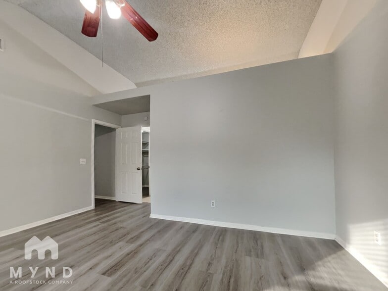 Building Photo - 18163 Holly Green Dr