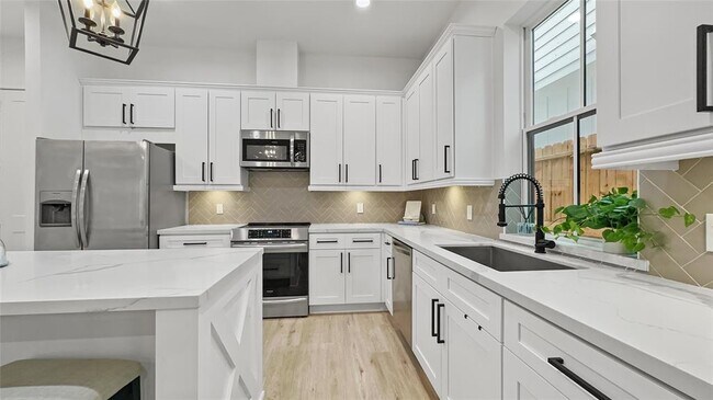 Building Photo - 6423 Highland Pine Ln