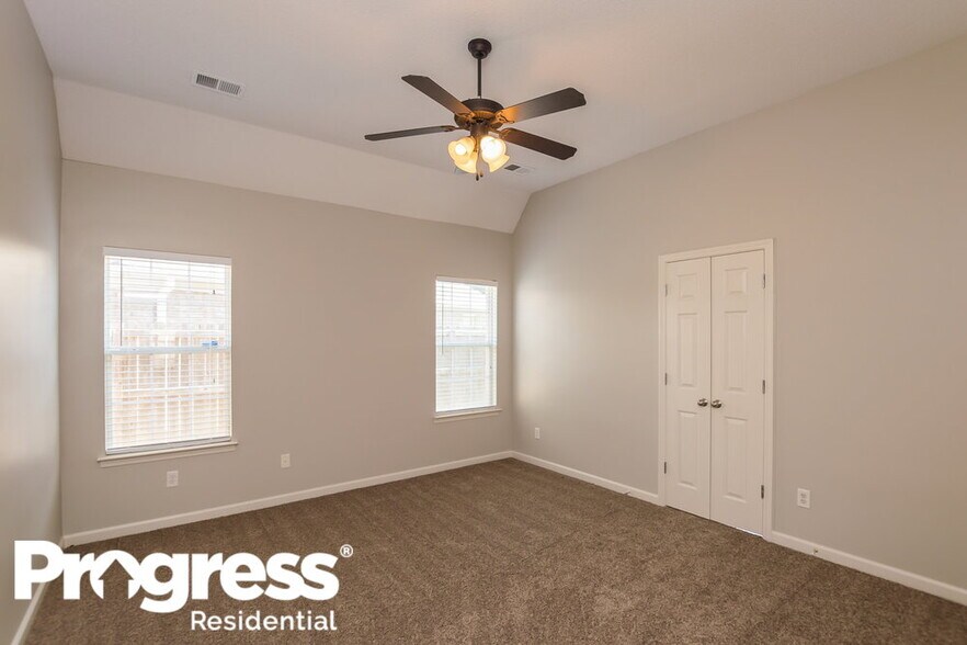 Building Photo - 9909 Southern Oak Way