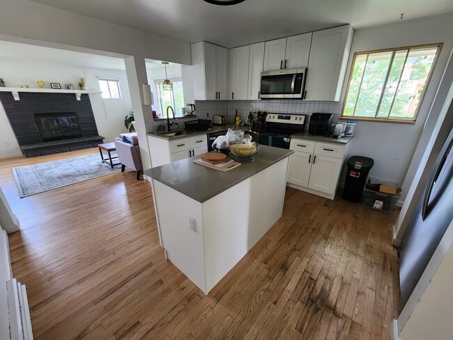 Building Photo - 5567 Newland Way