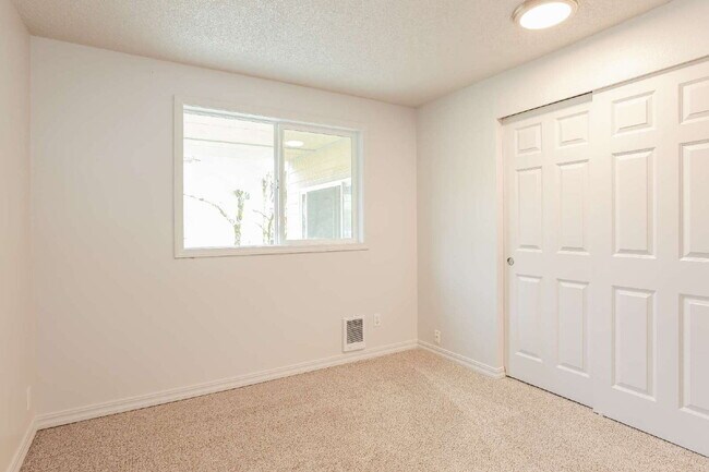 Building Photo - 2 bedroom 1 bath Condo for Rent in Everett WA