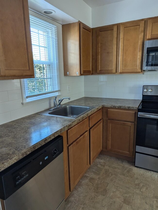 Building Photo - 511 Maple Ave