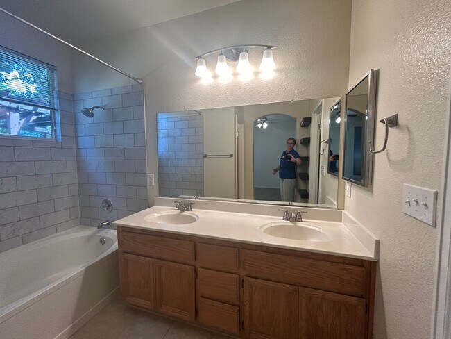 Building Photo - 7025 Sandy Souza Way