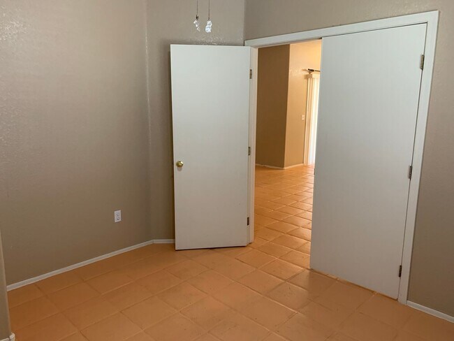 Building Photo - Wonderful 3 bedroom 2.5 bath home located in the golf course community of Western Skies