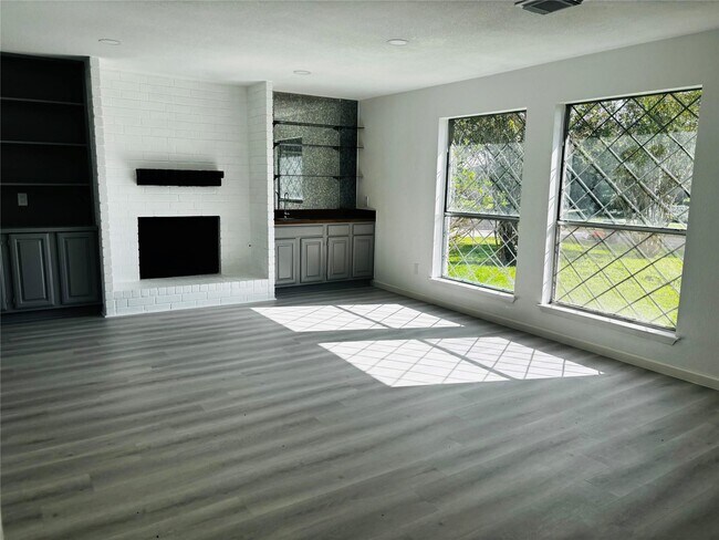 Building Photo - 16246 Los Altos Dr